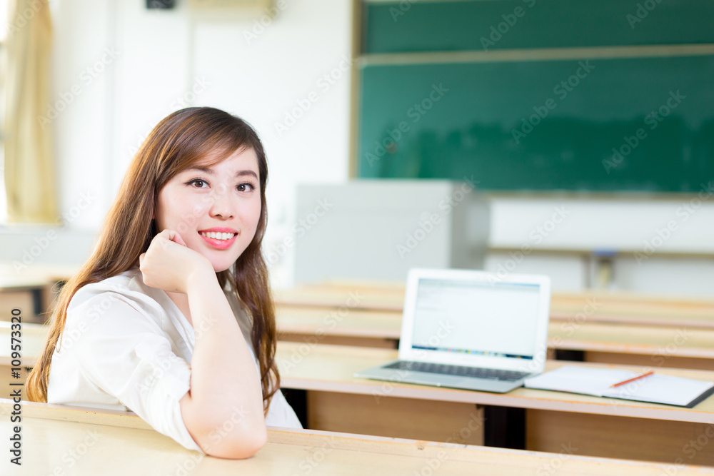 教室里年轻漂亮的亚洲女学生