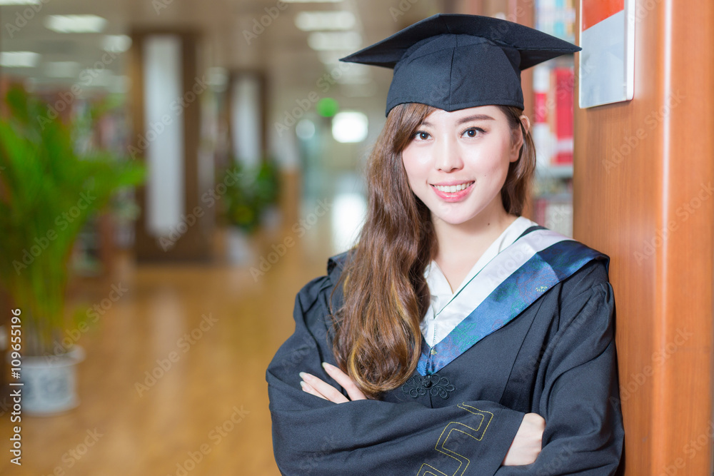 图书馆里年轻漂亮的亚洲女学生