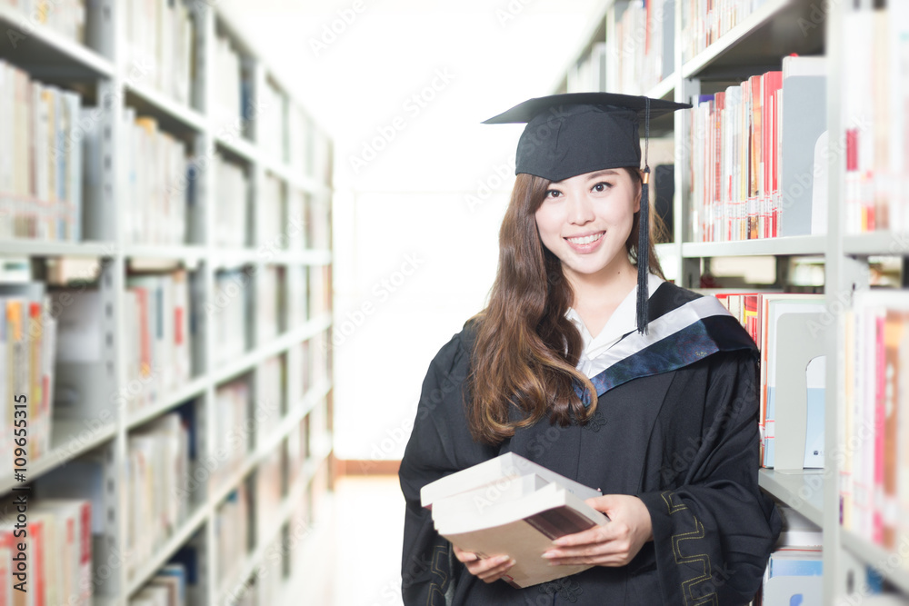 图书馆里年轻漂亮的亚洲女学生