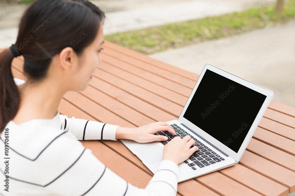  beautiful woman using laptop