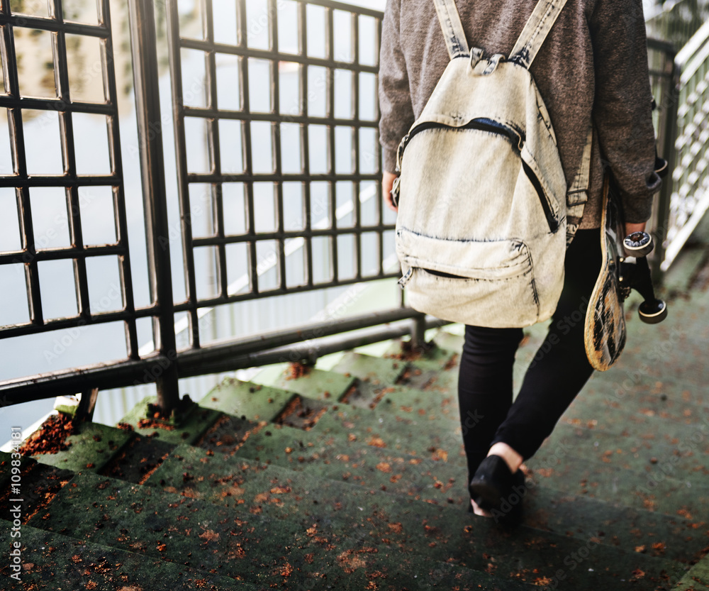 年轻女子滑板运动员行走积极理念