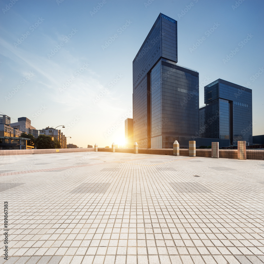 日出时拥有城市景观和天际线的空大理石地板