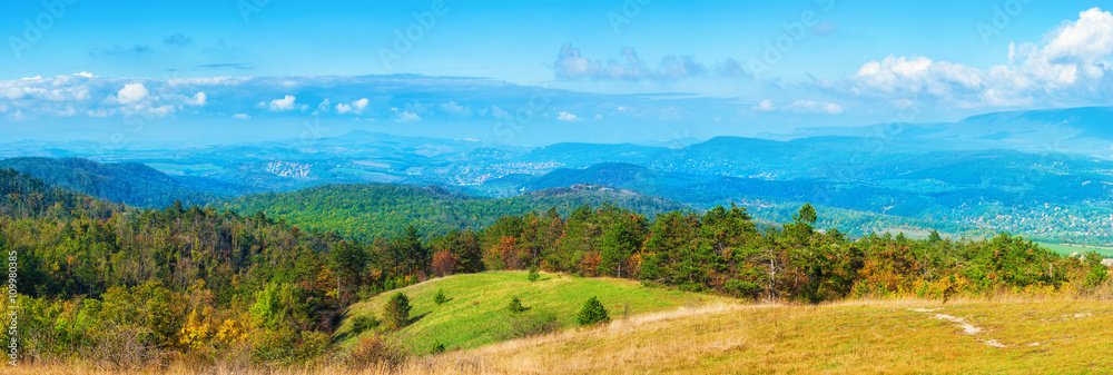 匈牙利布达佩斯皮利斯山脉全景。