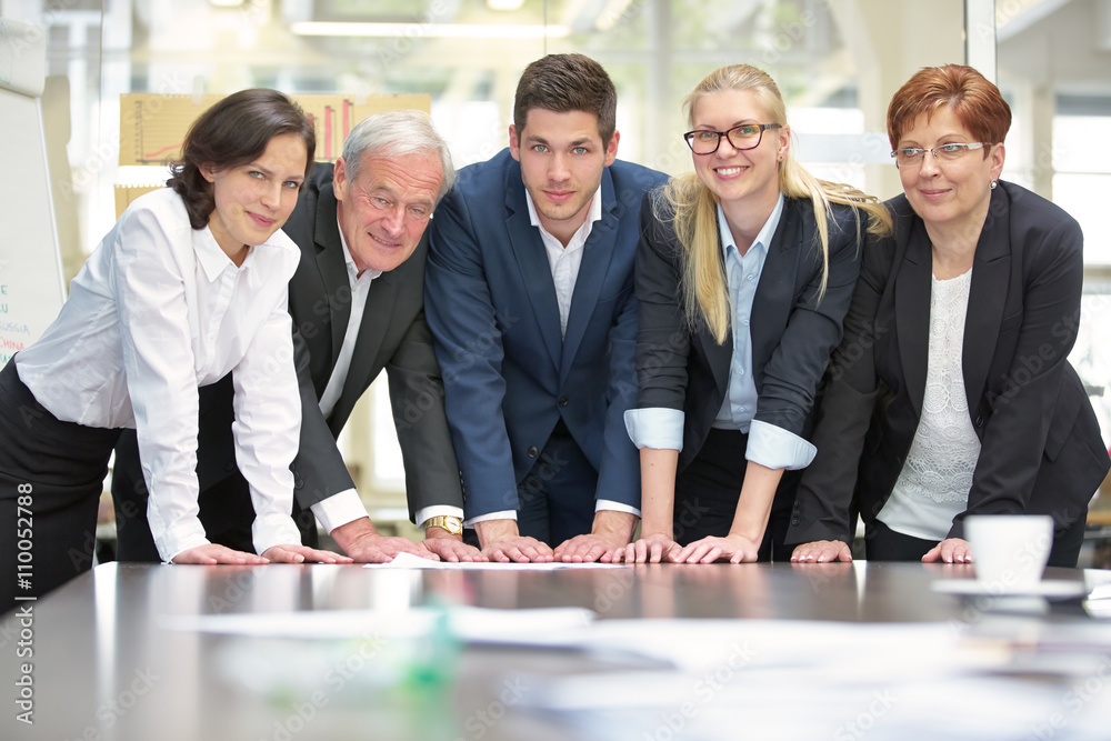 Geschäftsleute als Business Team am Tisch