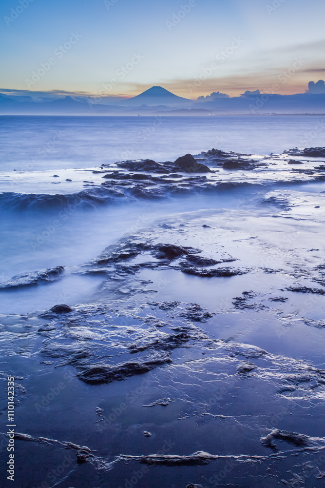 美丽日落中的日本海景海岸线和富士山