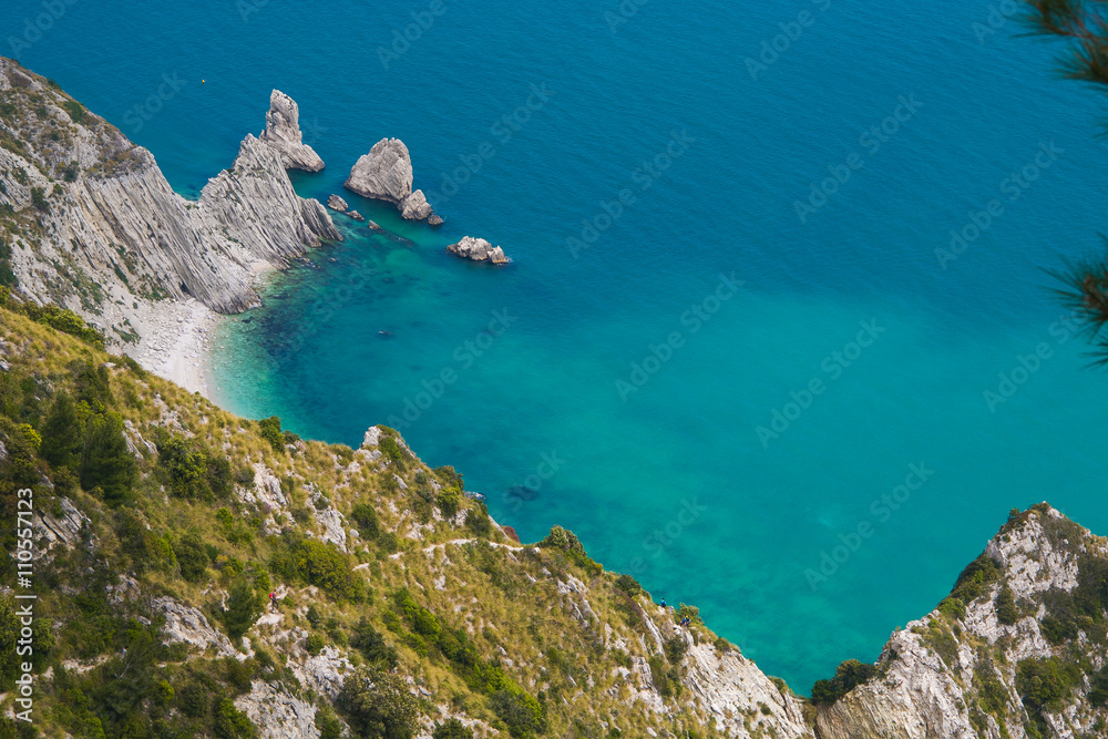 漂流海上的暑假。蒙特·科内罗（Monte Conero）的圣索莱勒（la spiaggia delle due sorelle）全景。