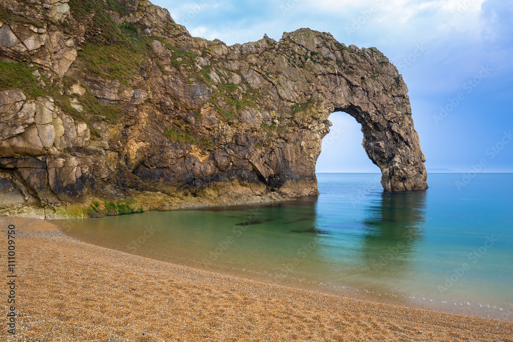 英国多塞特侏罗纪海岸海滩上的Durdle Door