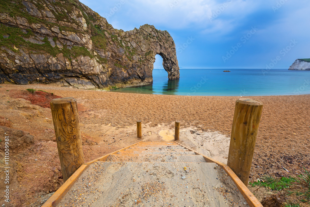 英国多塞特侏罗纪海岸海滩上的Durdle Door