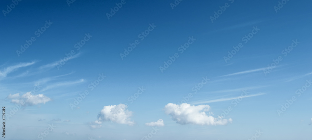 模板con delle nuvole nel cielo azzurro