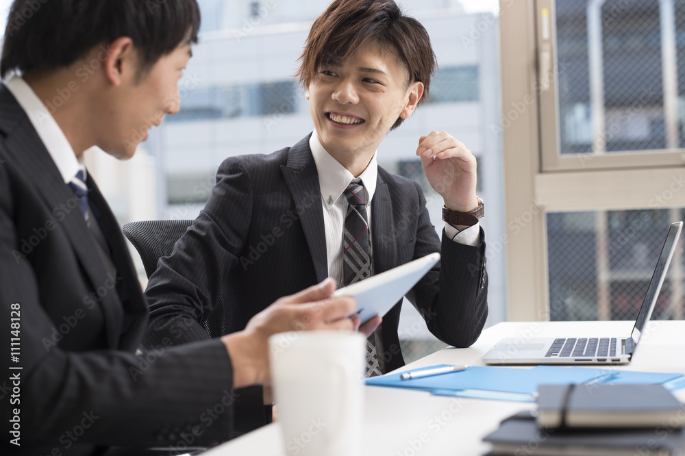 两位年轻的商人在办公室开会