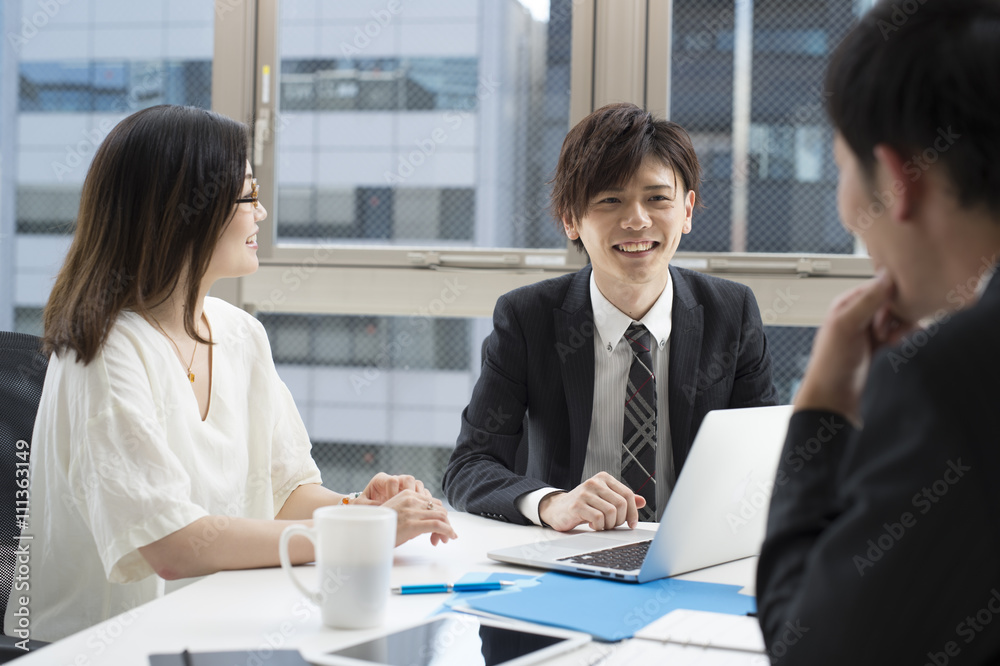 三位商人在办公室开会