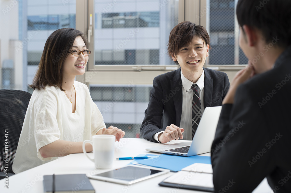 三位商人在办公室开会