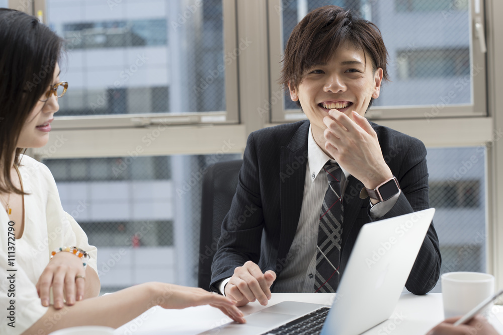 Businessmen and business women are talking in the office