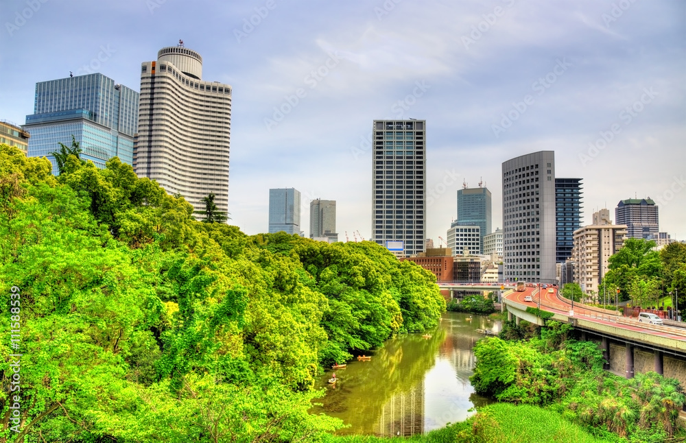 本京bori护城河上方的东京城市景观