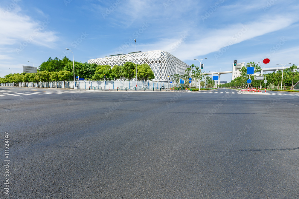 上海的沥青道路与现代城市建筑场景