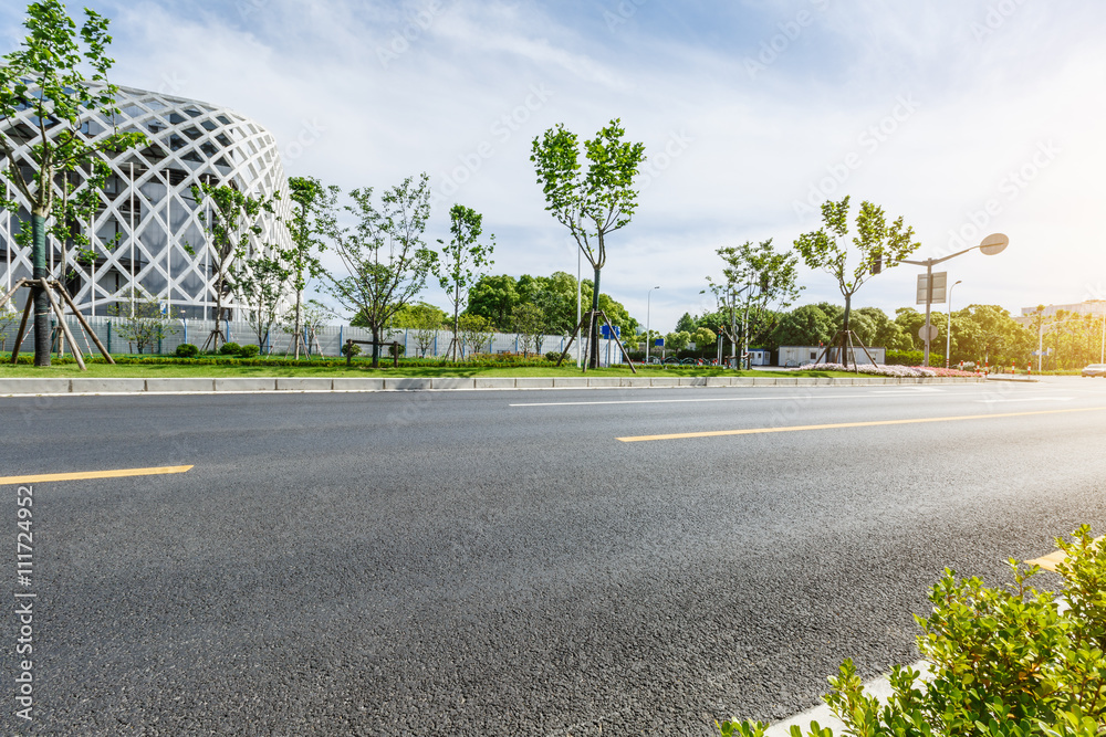 上海的沥青道路与现代城市建筑场景