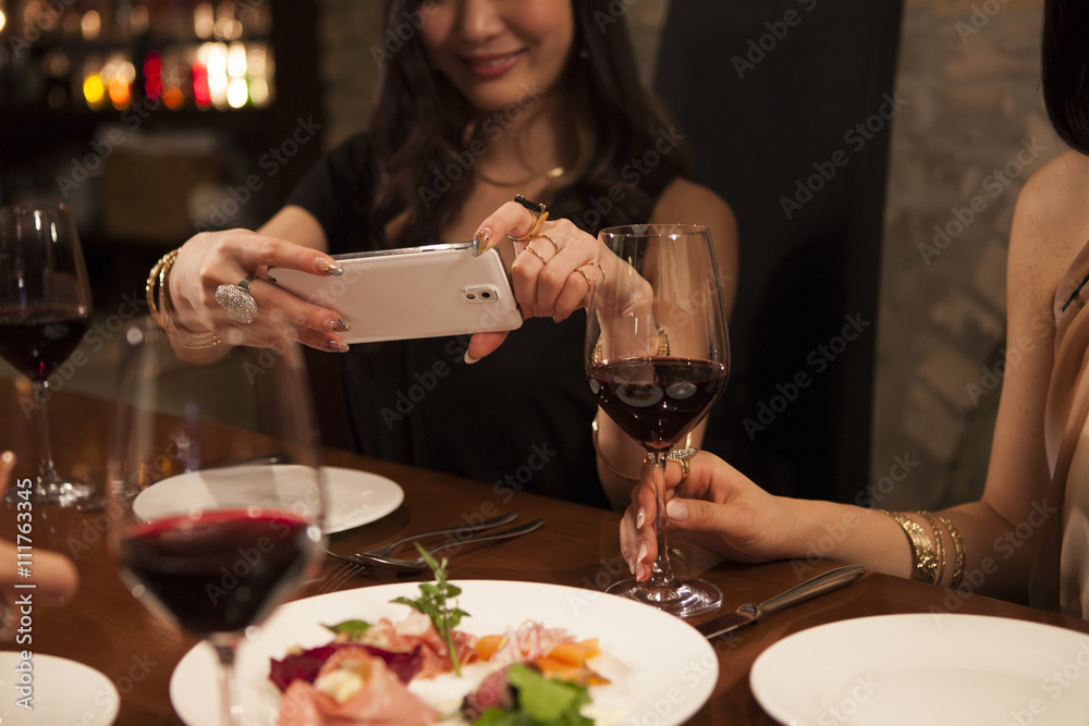 年轻女性拍下了智能手机的开胃菜照片