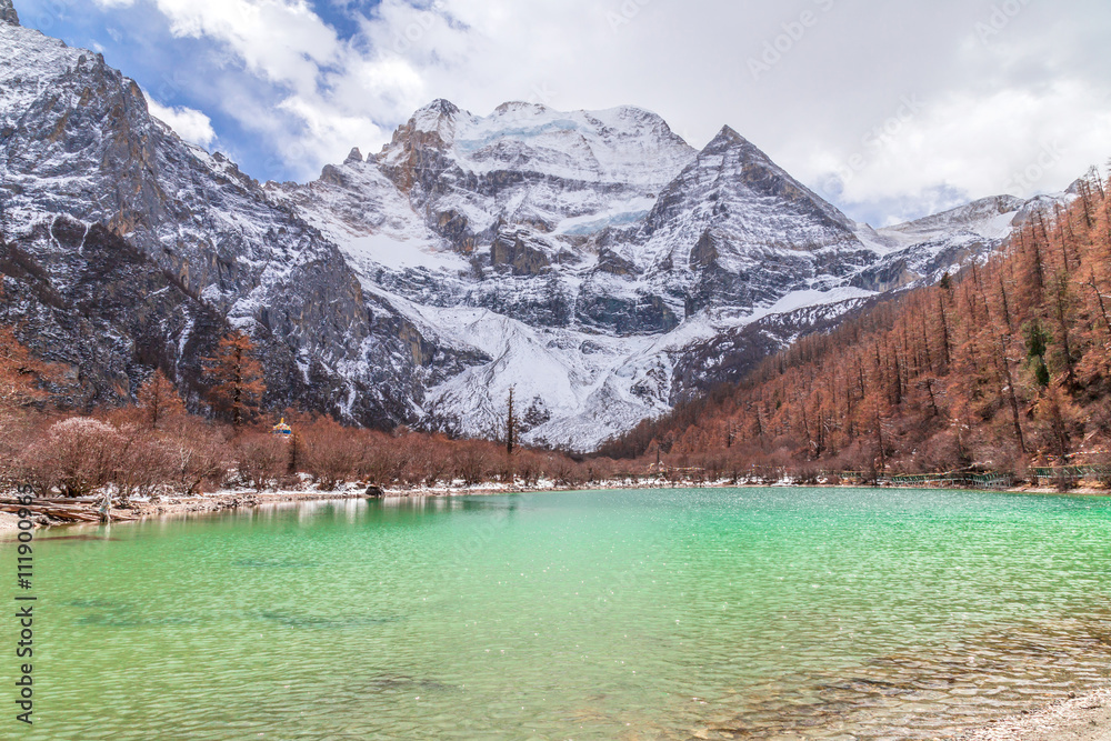 阴天的秋山湖景观