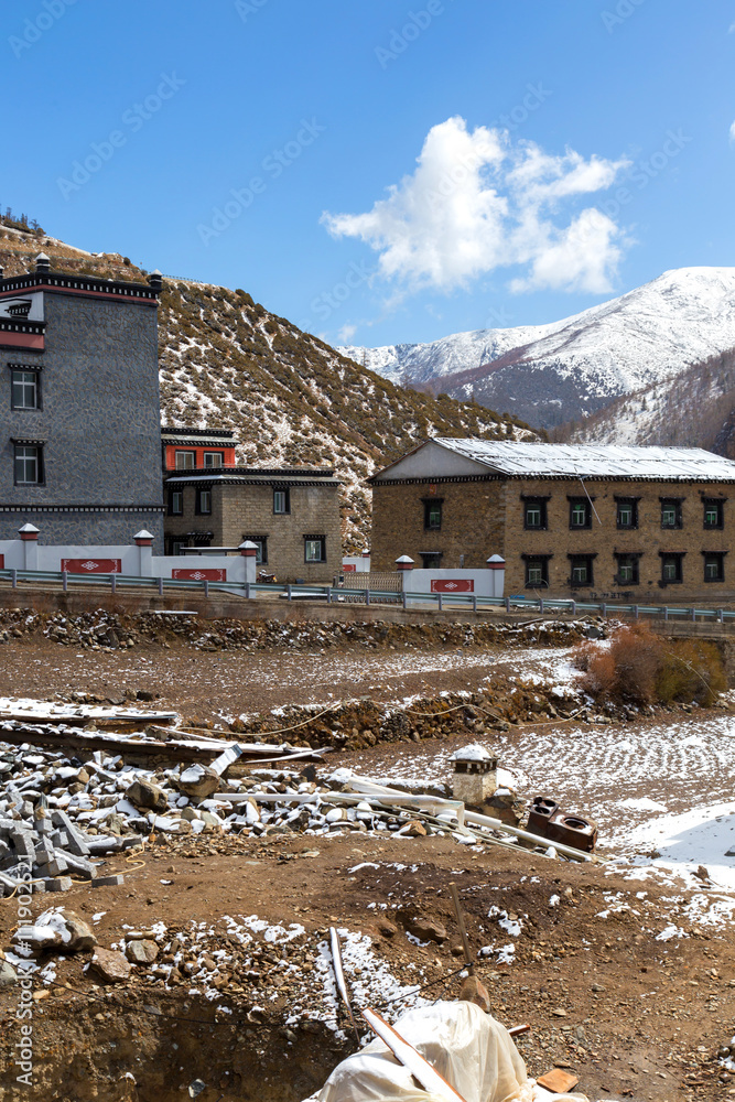 亚丁自然保护区酒店及山景.jpg