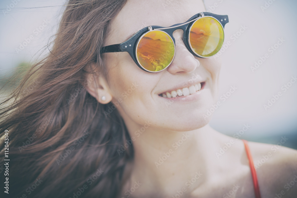 夏日阳光下海滩上的年轻女子