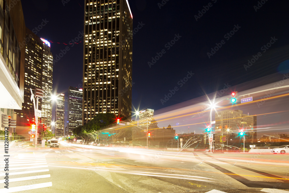 洛杉矶市中心夜间道路上的智能交通