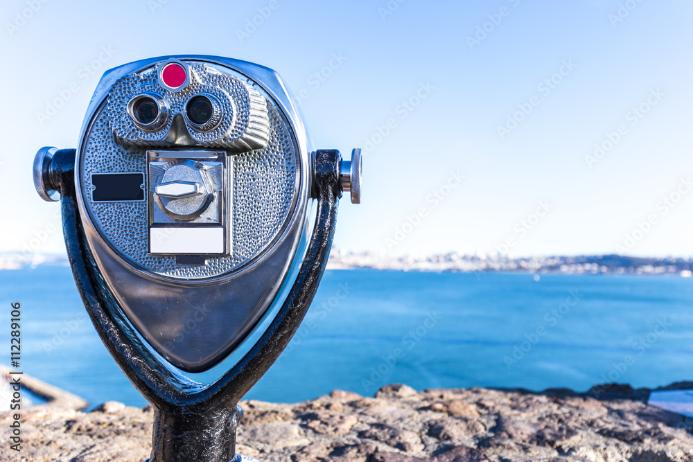 晴天旧金山海上旅游望远镜