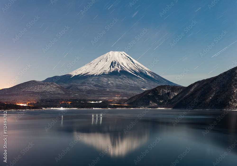 冬季夜晚的富士山和Motosu湖