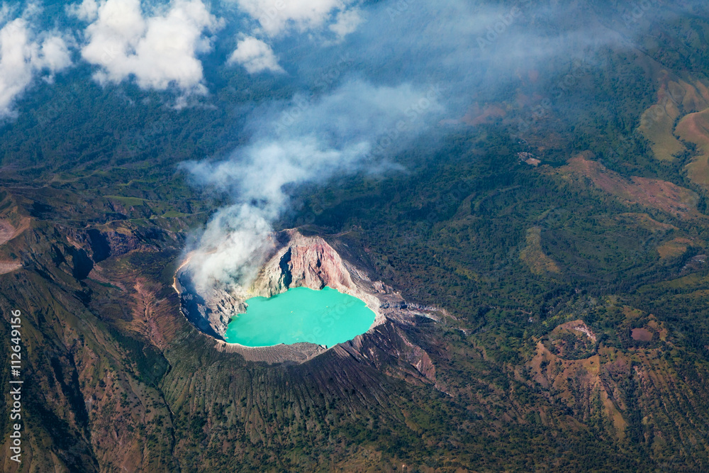 东爪哇岛Ijen活火山的航拍照片-世界上最大的高酸性火山口湖，带t