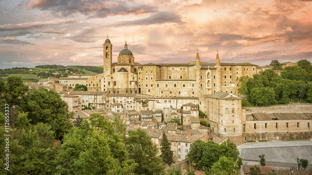 Urbino Marche Italy at night time（意大利城市游行，晚上）