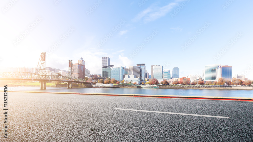 临水空柏油路，城市景观和港口天际线