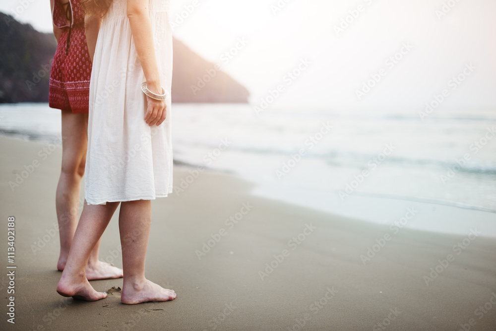 女性女性朋友在一起情感海滩概念