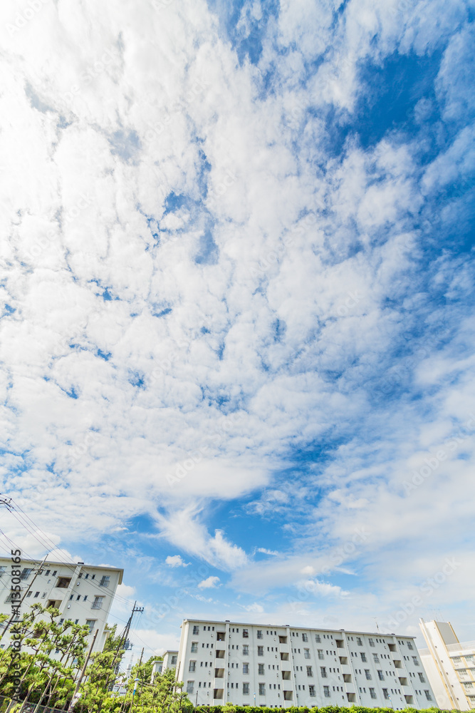 青空と雲と団地