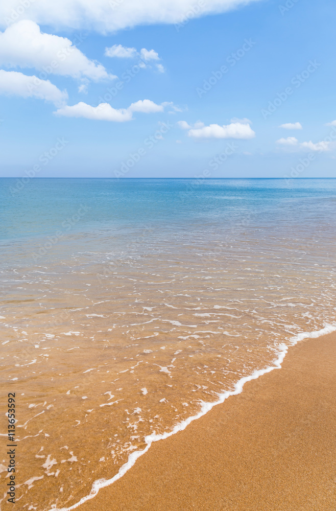 泰国空旷的热带海滩和大海，白云蓝天背景