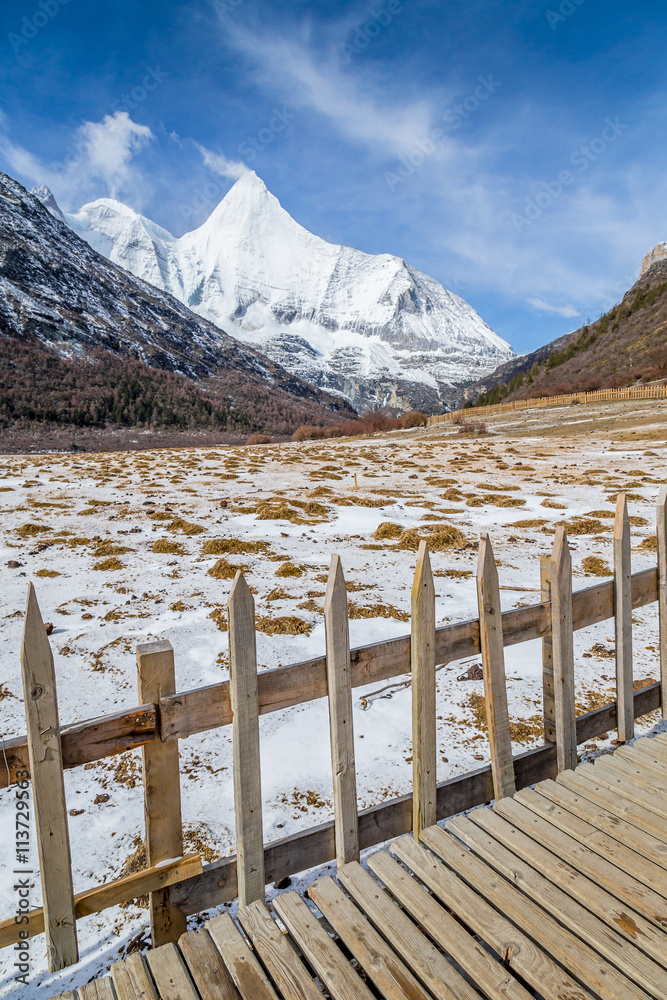 木甲板和雪山兰斯卡的奇妙景观