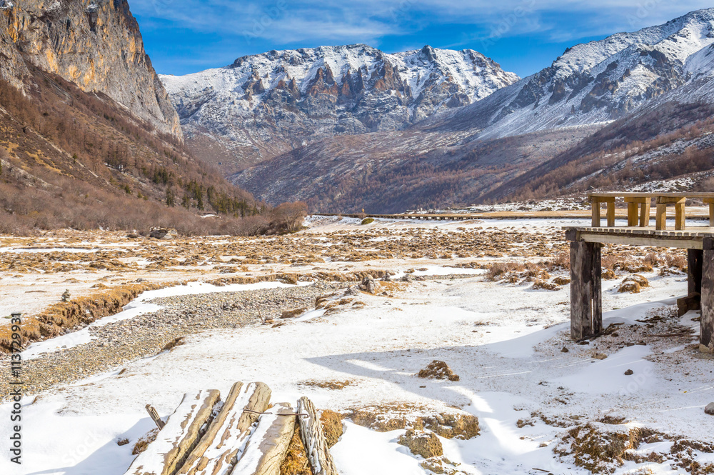 山谷中的山脉和雪原景观