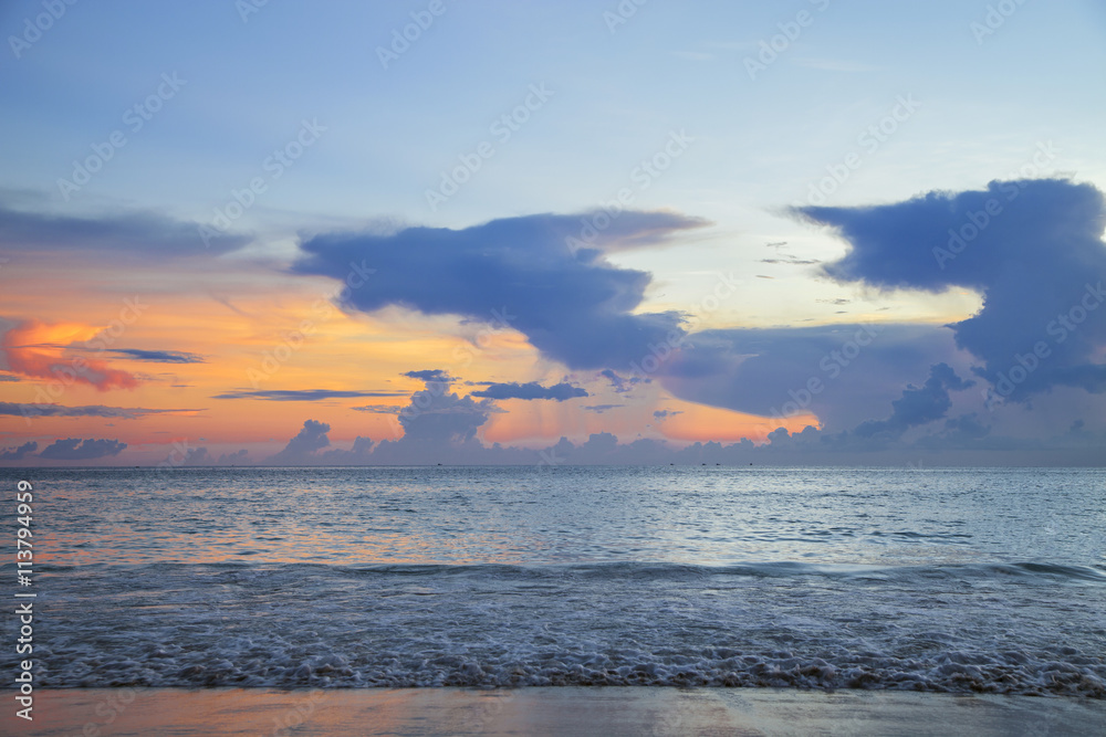 美丽的风景，海上日落，风景背景。