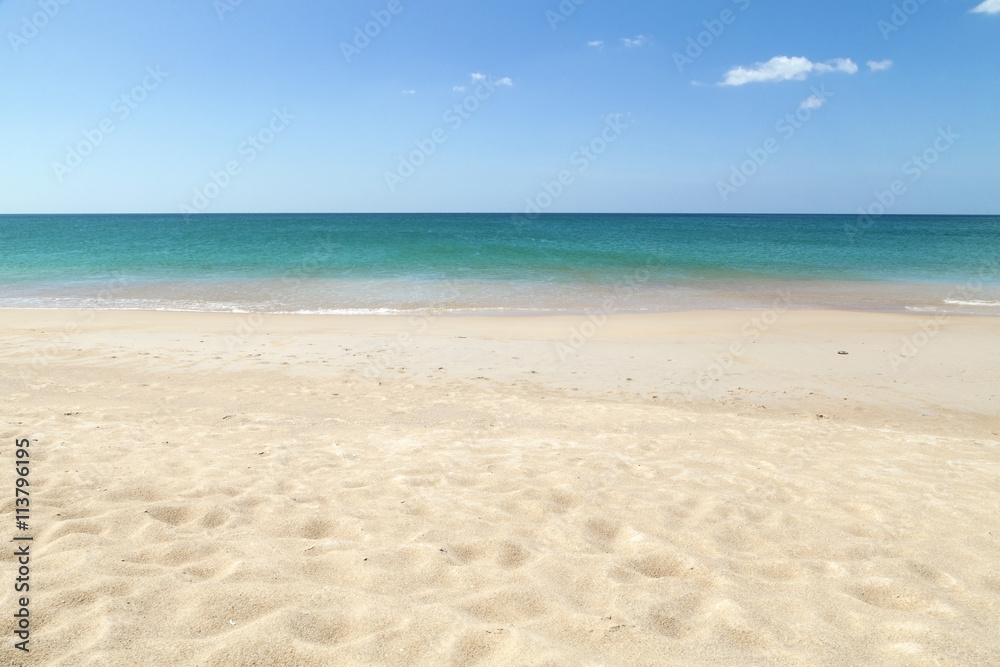 海滩和热带海洋，选择性聚焦海滩，景色优美