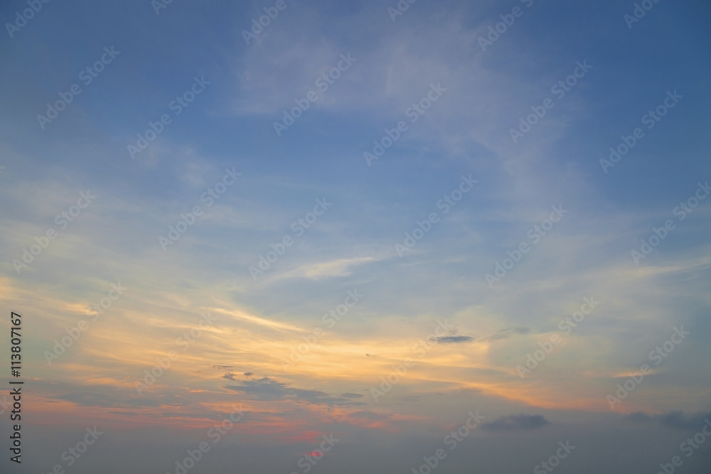 天空和云朵黄昏背景。