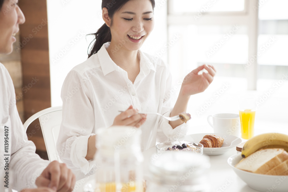 一对年轻夫妇正在愉快地吃早餐