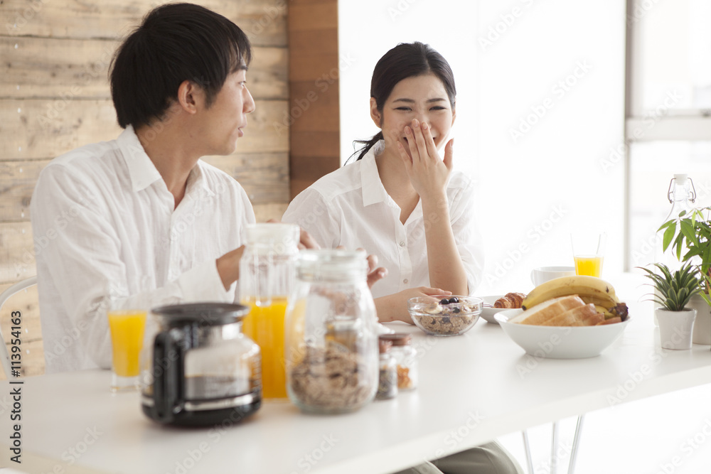 一对年轻夫妇正在愉快地吃早餐