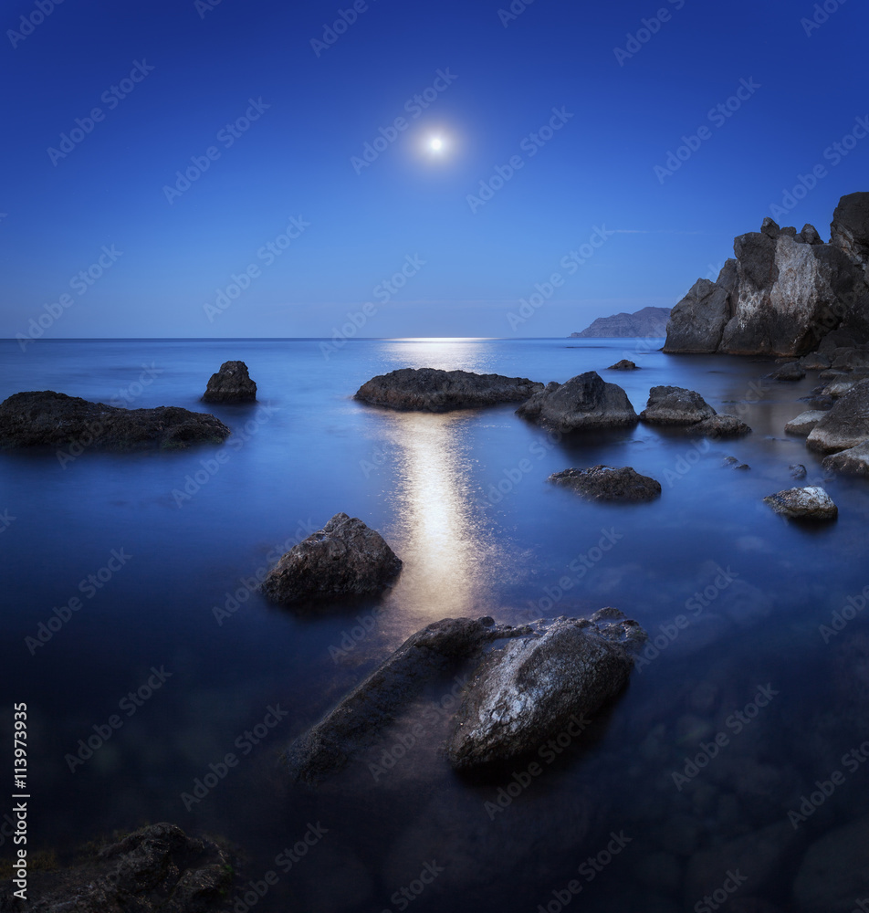 夏日月圆、月径、岩石的多彩夜景。s处的山景