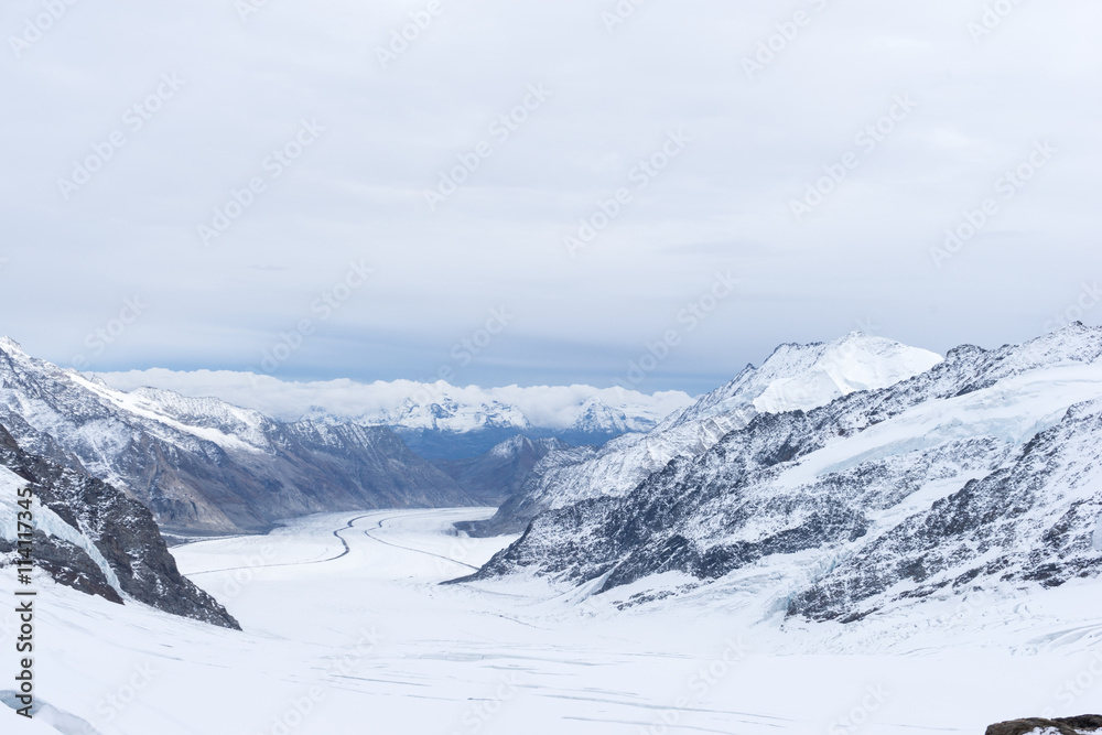 云端阿尔卑斯山上的雪景