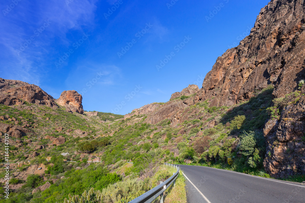 穿越西班牙大加那利岛山脉的道路