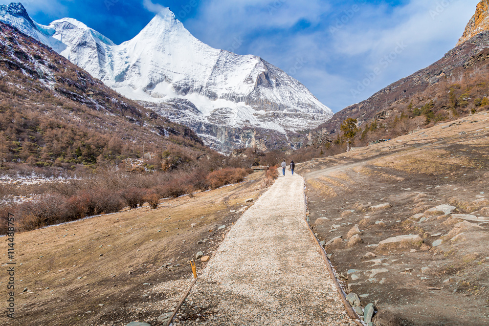 在秋山中欣赏山谷美景的旅行者