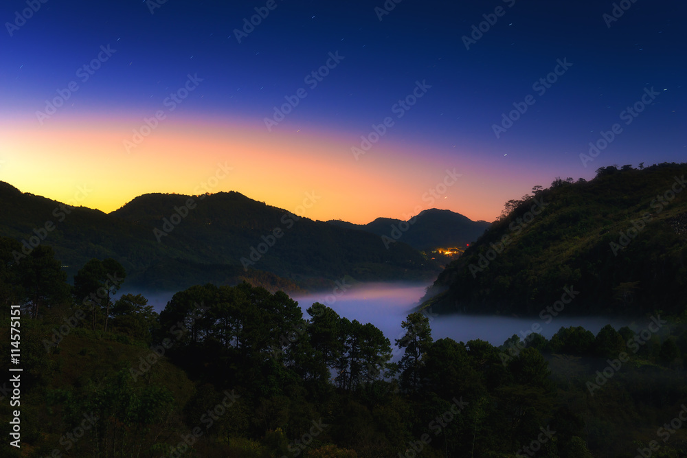 泰国清迈省Doi Angkhang山的草莓山景，晨雾蒙蒙。