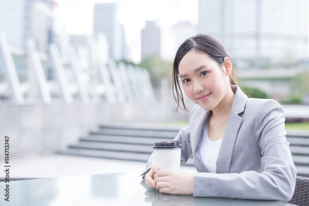 带咖啡杯的商务女性