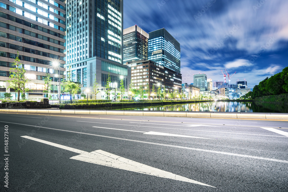 东京市中心有现代建筑的空旷街道