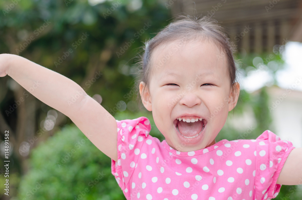 夏日公园里可爱的亚洲小女孩