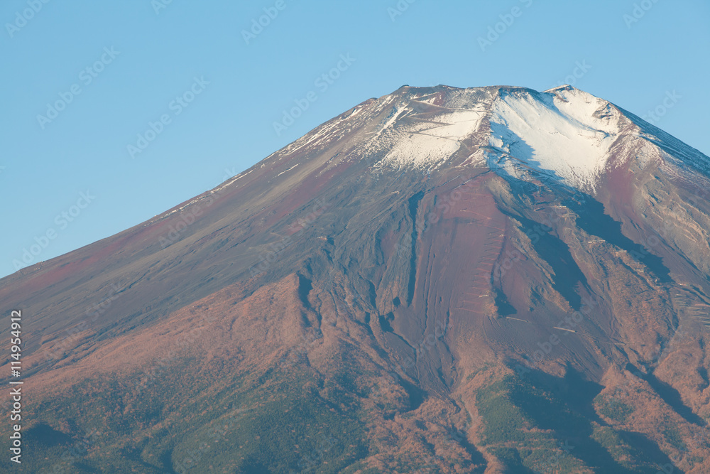 秋天有雪的富士山顶