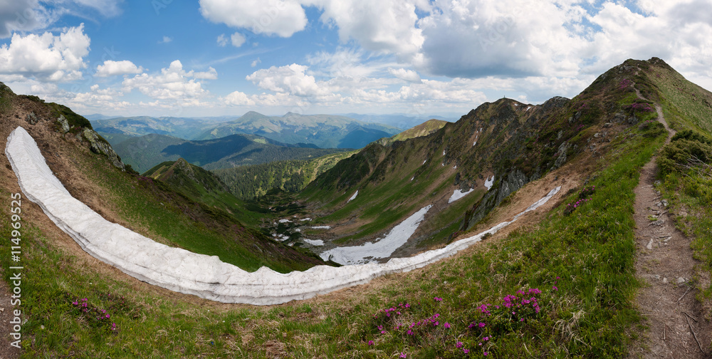 夏日山脉全景